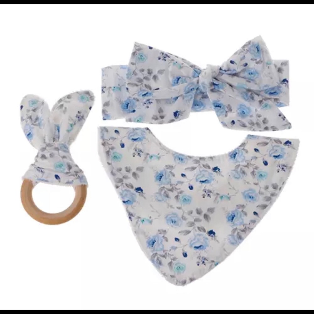 Set of bibs with headband and teethed